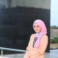 Memakai outer dengan lengan lonceng yang sedang tren dipadukan hijab yang dikepang di satu sisi membuat Adelia tampak manis dan muda. Foto: Instagram/adelianirwanaa