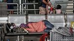 Wajah-wajah Menanti Kepastian di Bandara Palu