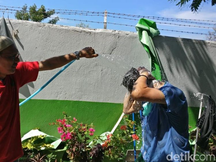 Ekspresi Para Relawan Medis Menahan Lelah di Teriknya Kota Palu
