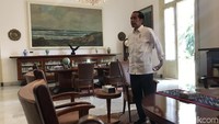 Pertemuan berlangsung di ruang kerja Presiden Jokowi di Istana Kepresidenan Bogor, Jawa Barat, Jumat (5/10/2018) pukul 13.52 WIB. Pertemuan itu hanya empat mata.