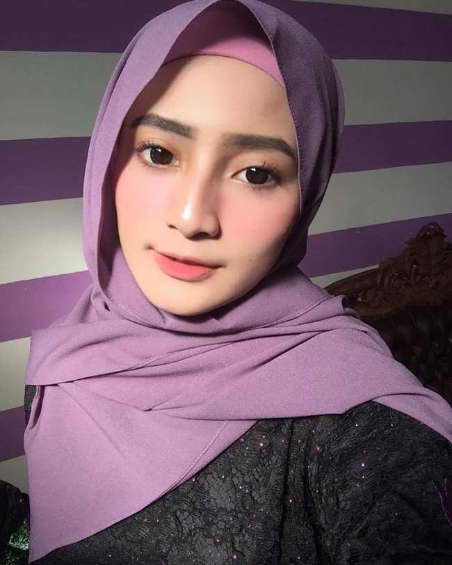 Adelia juga kerap terlihat memakai pashmina berbahan sifon dengan gaya yang sederhana. Ia terlihat menyukai warna-warna lembut. Foto: Instagram/adelianirwanaa
