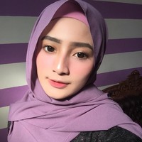 Adelia juga kerap terlihat memakai pashmina berbahan sifon dengan gaya yang sederhana. Ia terlihat menyukai warna-warna lembut. Foto: Instagram/adelianirwanaa