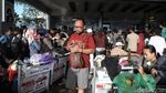Wajah-wajah Menanti Kepastian di Bandara Palu