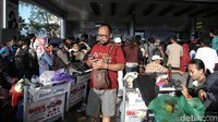 Saat ini kondisi penerbangan di bandara tersebut masih belum stabil sehingga terjadi penumpukan penumpang.