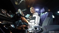Seorang model berpose di dalam kabin mobil Mercedes-Benz.