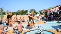 Para tamu yang terlihat antusias saat menyaksikan penampilan kebudayaan dari para prajurit di lapangan pun menyempatkan untuk melakukan foto bersama.