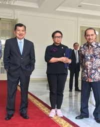 Gaya Menlu Bersepatu Kets Pink Saat Sambut Tamu Negara