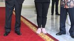 Foto: Sepatu Kets Pink Menlu Retno yang Dipakai Sambut Tamu Negara