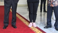 Menlu Retno yang bersepatu pink bersama Wapres JK dan Kasetwapres M Oemar siap-siap menyambut tamu negara (Foto: Rina Atriana/detikcom)