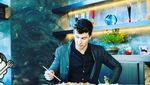 Mengintip Pose Ganteng Shawn Mendes Saat Makan Sushi dan Pancake