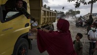 Sementara di daerah Donggala, sejumlah warga tampak mencari donasi dari sejumlah kendaraan yang lalu lalang. Hal itu mereka lakukan karena terdesak dengan bahan makanan, air dan obat-obatan yang semakin menipis. Ulet Ifansasti/Getty Images.