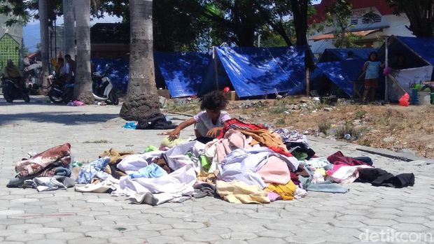 Pengungsi mendirikan tenda-tenda darurat di halaman Masjid Agung Darussalam, Palu