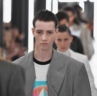 Profesi model sudah digeluti Krow sejak lama. Tapi di awal kariernya, ia masih merepresentasikan dirinya sebagai perempuan. Merasa tidak menjadi dirinya sendiri, ia vakum sejenak dari dunia modeling sebelum akhirnya kembali lagi setelah bertransisi. Melihat semakin banyak model yang gender fluid dan queer sangat menginspirasi, kata Krow. (Foto: Pascal Le Segretain/Getty Images)