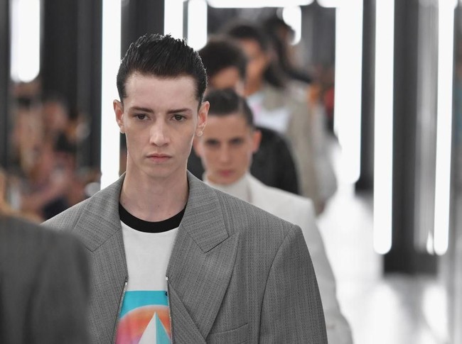 Profesi model sudah digeluti Krow sejak lama. Tapi di awal kariernya, ia masih merepresentasikan dirinya sebagai perempuan. Merasa tidak menjadi dirinya sendiri, ia vakum sejenak dari dunia modeling sebelum akhirnya kembali lagi setelah bertransisi. Melihat semakin banyak model yang gender fluid dan queer sangat menginspirasi, kata Krow. (Foto: Pascal Le Segretain/Getty Images)