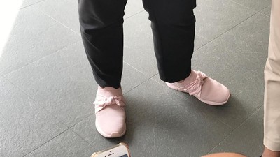Foto: Sepatu Kets Pink Menlu Retno yang Dipakai Sambut Tamu Negara
