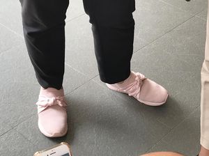Foto: Sepatu Kets Pink Menlu Retno yang Dipakai Sambut Tamu Negara