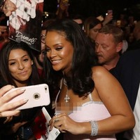 Melengkapi penampilannya, mantan kekasih Chris Brown ini mengenakan perhiasan berlian keluaran Chopard. Glamor! Foto: Getty Images