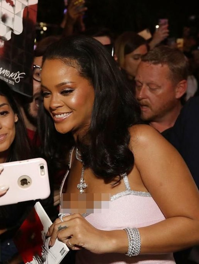 Melengkapi penampilannya, mantan kekasih Chris Brown ini mengenakan perhiasan berlian keluaran Chopard. Glamor! Foto: Getty Images