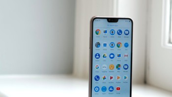 Ada notch di bagian atasnya. Ia menjalankan Android versi 8.1. Foto: Pocket Lint