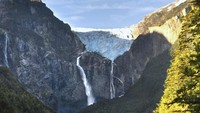 Air terjun es ini dapat traveler temukan di Taman Nasional Queulat. Sebenarnya objek wisata ini adalah gletser di perbukitan setinggi 600 mdpl. Ketika gletser itu mencair, tampilannya terlihat bak air terjun (Chile Travel)