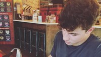 Ditengah kesibukannya mempersiapkan lagu baru, sekaligus tur musik di berbagai kota dan negara. Shawn suka nongkrong di kafe, mencicipi cake dan minum teh dingin. Foto: Instagram @shawnmendes