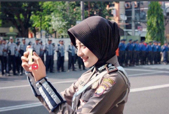 Penampilan terbarunya tak kalah mencuri perhatian. Saat bertugas, Adelia sering memakai hijab instan berwarna cokelat.  Foto: Instagram/adelianirwanaa