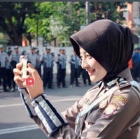 Penampilan terbarunya tak kalah mencuri perhatian. Saat bertugas, Adelia sering memakai hijab instan berwarna cokelat.  Foto: Instagram/adelianirwanaa