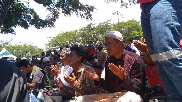 Warga memanjatkan doa dan tidak kuasa menahan kesedihan.