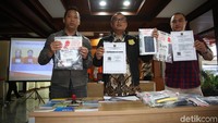 Kasubdit I Direktorat Tindak Pidana Siber Bareskrim Polri Kombes Dani Kustoni didampingi Kanit 3 Subdit I AKBP Dwi Samayo dan Panit 3 Subdit I Ipda Bambang Meiriawan menunjukkan barang bukti.