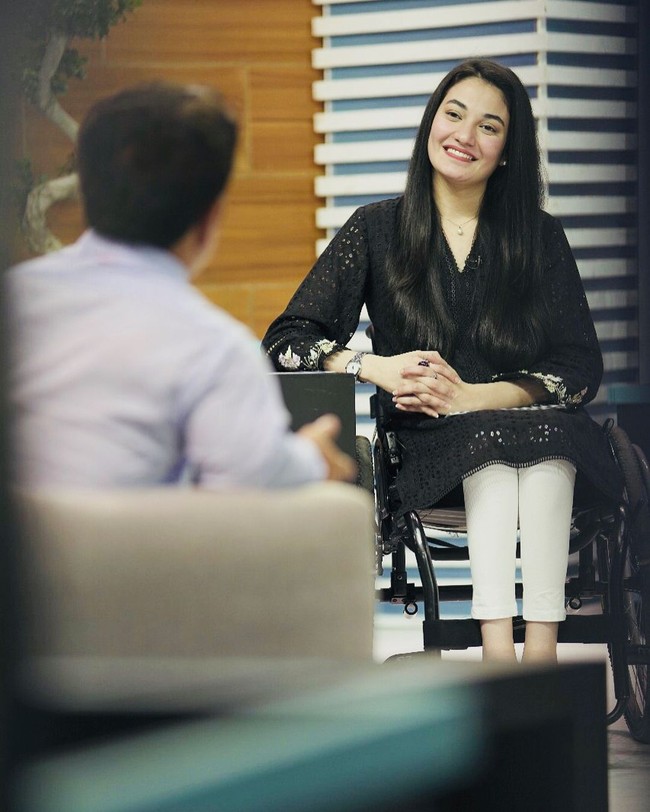 Dalam berbagai wawancara dengan media, Muniba mengisahkan bahwa sang suami tertidur saat menyetir sehingga mereka mengalami kecelakaan. Wanita yang terpilih sebagai Duta PBB untuk Pakistan itu terluka parah yang membuatnya tidak bisa merasakan kakinya lagi. Saat itu pun dia dilarikan ke rumah sakit dengan mobil Jeep karena di kota tempat kecelakaan terjadi tak tersedia ambulans. Foto: Instagram @muniba.mazari