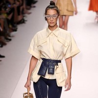 Menggemanya tren athleisure dua tahun terakhir memunculkan a-must-fashion-item baru: bicycle pants atau celana sepeda. Bermula dari Kim Kardashian, bicycle pants lantas bermunculan di berbagai fashion week Spring-Summer 2019. Bukan cuma untuk gaya yang sporty, celena sepeda bisa dipadukan dengan blus formal agar terasa kekinian. (Foto: Getty Images)