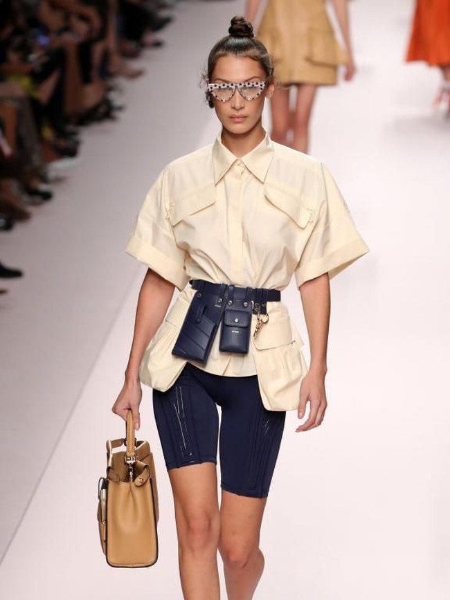 Menggemanya tren athleisure dua tahun terakhir memunculkan a-must-fashion-item baru: bicycle pants atau celana sepeda. Bermula dari Kim Kardashian, bicycle pants lantas bermunculan di berbagai fashion week Spring-Summer 2019. Bukan cuma untuk gaya yang sporty, celena sepeda bisa dipadukan dengan blus formal agar terasa kekinian. (Foto: Getty Images)