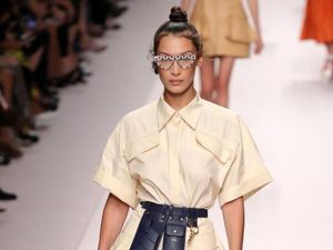 Tren di Pekan Mode Dunia, Seperti Ini Jika Bicycle Pants Jadi Busana Formal