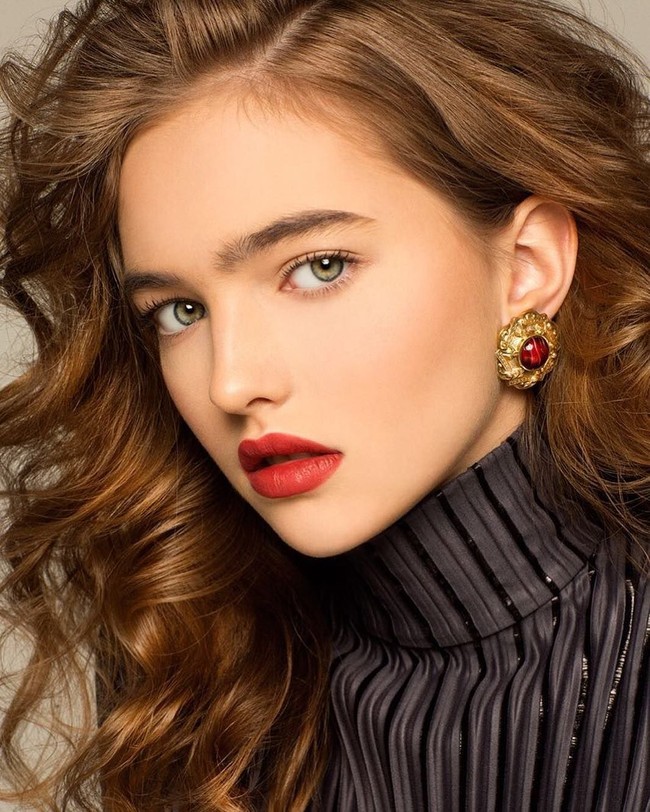 Ini penampilan Anastasia dengan makeup bold dan perona bibir warna merah.  Foto: Instagram @anastasiabezrukovaofficial