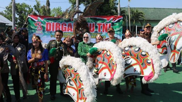 TNI HUT ke 73, Bupati dan Polres Bojonegoro Hadiahi Atraksi Reog