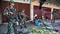 Prajurit TNI bersenjata berjaga di Pasar Manonda, Palu Barat, Sulawesi Tengah, Jumat (5/10).