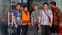 Setiyono bersama tiga orang lainnya digelandang ke Gedung KPK, Jakarta, untuk diperiksa lebih lanjut. KPK pun menetapakn Setiyono bersama tiga orang lainnya sebagai tersangka kasus suap terkait proyek pada Dinas Koperasi dan Usaha Mikro Pemkot Pasuruan.