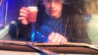 Di tengah proses syuting, Shawn sempat memamerkan minuman butter beer dingin yang paling digemarinya. Lengkap dengan pose imutnya. Foto: Instagram @shawnmendes