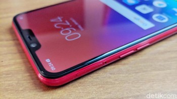 Sisi kiri terdapat pengaturan volume dan slot SIM Card. Foto: Adi Fida Rahman/detikINET