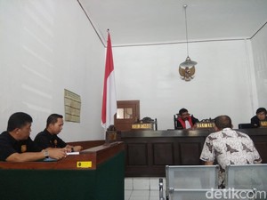 Cerita Sopir PT Pos Nakal yang Buang Sampah ke Sungai Bandung