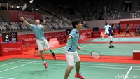 Para atlet tampak serius berlatih.
