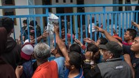 Tampak sejumlah warga Palu mengantre di depan sebuah posko untuk mendapatkan bantuan barang berupa selimut, pakaian, dan makanan pada Kamis (4/10/2018). Carl Court/Getty Images.