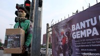 Para driver ojol tersebut mengajak para pengendara jalan untuk membantu warga Palu pascagempa dan tsunami.
