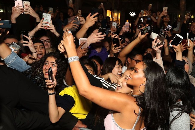 Keakraban makin terasa hangat karena Rihanna dengan antusias berfoto selfie dengan para penggemar. Bikin iri! Foto: Getty Images