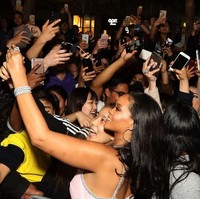 Keakraban makin terasa hangat karena Rihanna dengan antusias berfoto selfie dengan para penggemar. Bikin iri! Foto: Getty Images