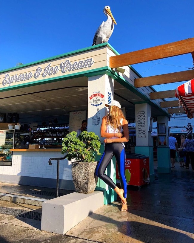 Cari udara segar, sinar matahari, dan keringat. Punya tubuh yang seksi di usia 54 tentu Elle Macpherson rajin olahraga. Ia pun kerap melakukannya di luar ruangan untuk sekaligus mendapat udara segar dan sinar alami. Foto: Instagram @ellemacphersonofficial