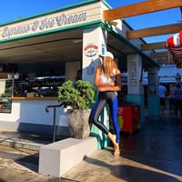 Cari udara segar, sinar matahari, dan keringat. Punya tubuh yang seksi di usia 54 tentu Elle Macpherson rajin olahraga. Ia pun kerap melakukannya di luar ruangan untuk sekaligus mendapat udara segar dan sinar alami. Foto: Instagram @ellemacphersonofficial