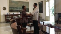 Keduanya langsung bertatap muka dan bersalaman. 