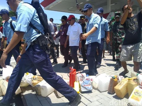 Antrean panjang warga di sebuah SPBU