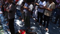 Kondisi masjid yang telah rusak akibat diguncang gempa dan dihantam tsunami membuat warga melaksanakan Salat Jumat di lapangan sekitar pengungsian. Athit Perawongmetha/Reuters.